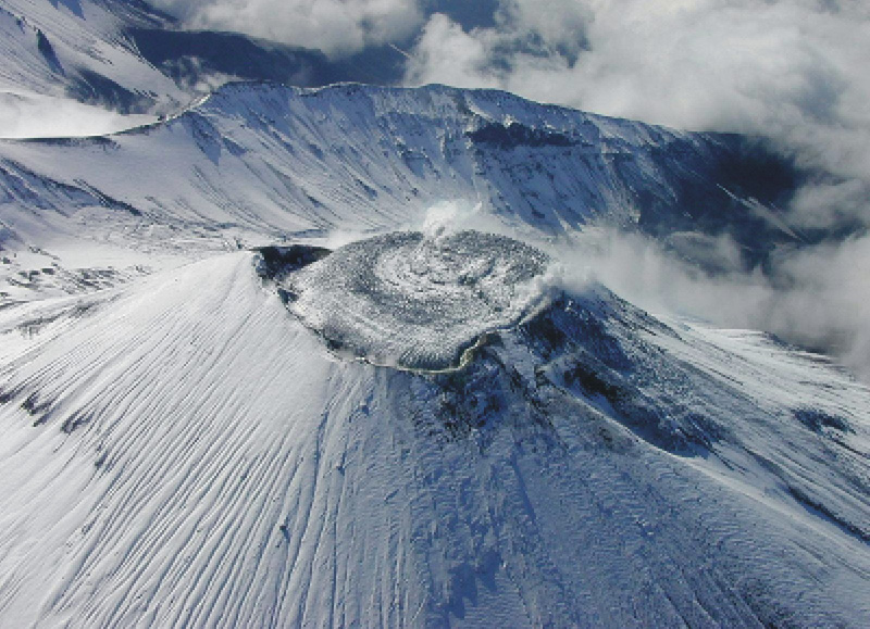 Рис. 15.11 з. Лавовый купол в кратере вулкана Карымский, Камчатка (фото А. П. Хренова)