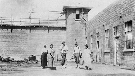 Internees inside the Bourke gaol, 1915
